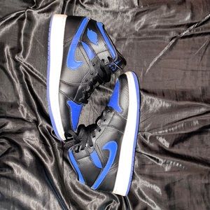 Air Jordan 1 mid ‘black hyper royal’